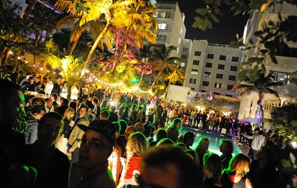 迈阿密海滩巴塞尔艺术展期间的派对现场 图片：MiamiArtlscene.com 