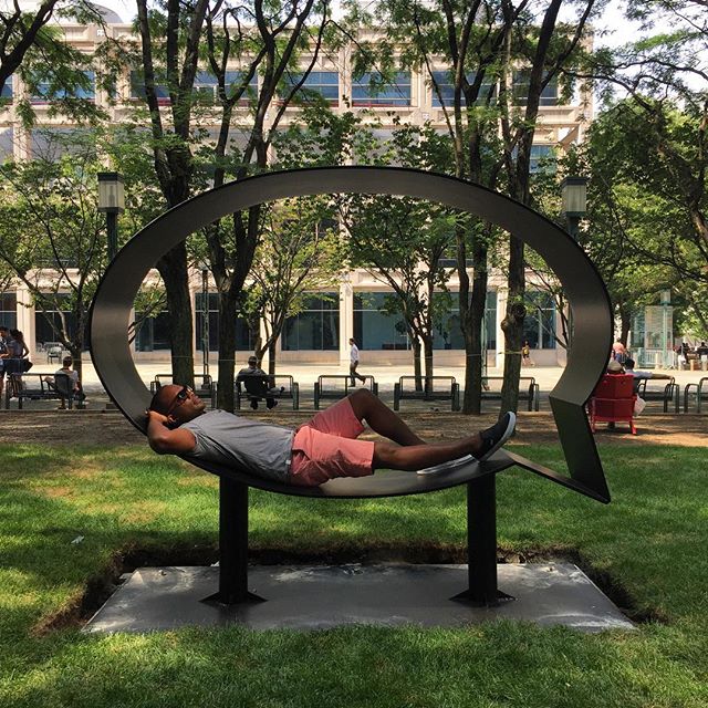 Hank Willis Thomas在公共艺术基金会的雕塑The Truth Is I See You上休息 图片：Hank Willis Thomas，via Instagram图片：Hank Willis Thomas，via Instagram