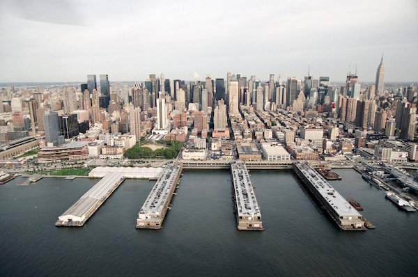 军械库艺博会举办地，纽约曼哈顿92和94号码头（Pier 92 & 94）俯瞰景象 图片：军械库艺术博览会