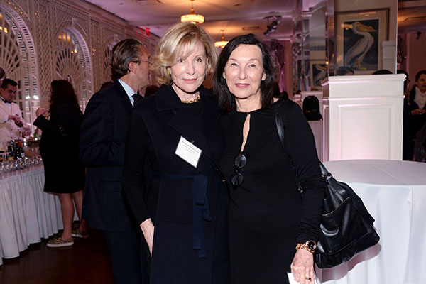 玛丽路易斯·赫塞尔－阿茨与芭芭拉·格雷斯通在第23届ArtTable慈善晚宴颁奖典礼上。图片：Courtesy Patrick McMullan.