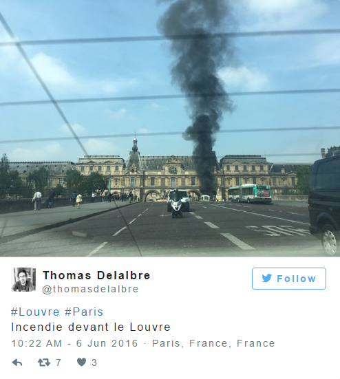 卢浮宫再陷“水生火热"之中 黑烟盘绕巴黎上空