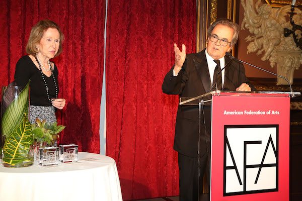 2015年10月29日，罗萨与卡洛斯·德·拉·克鲁兹在大都会俱乐部（Metropolitan Club）举行的美国艺术联盟（American Federation of Arts ）晚会及文化领导奖（Gala & Cultural Leadership Awards）现。图片：© Patrick McMullan. Photo: Sylvain Gaboury/PMC