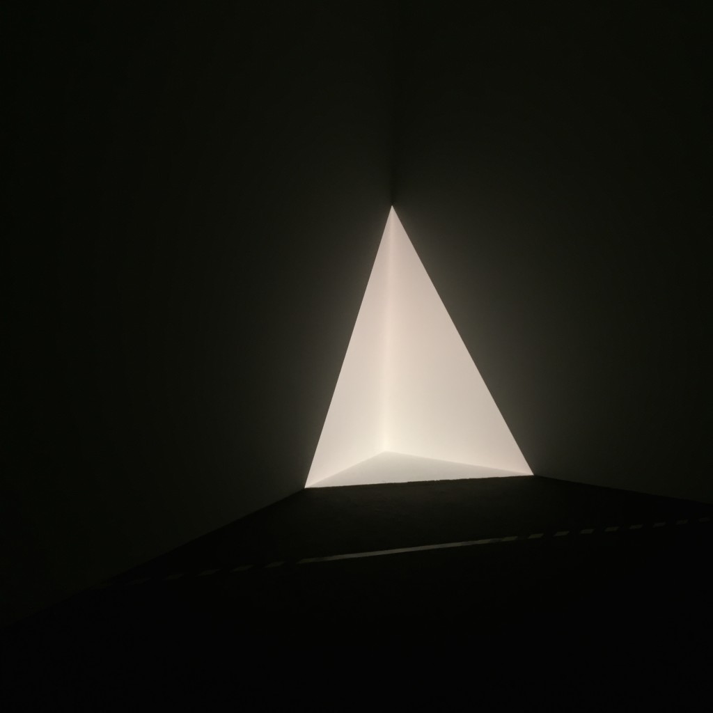  詹姆斯·特瑞尔《空间投射装置》其一，在龙美术馆展览现场，2017年。摄影：令狐小