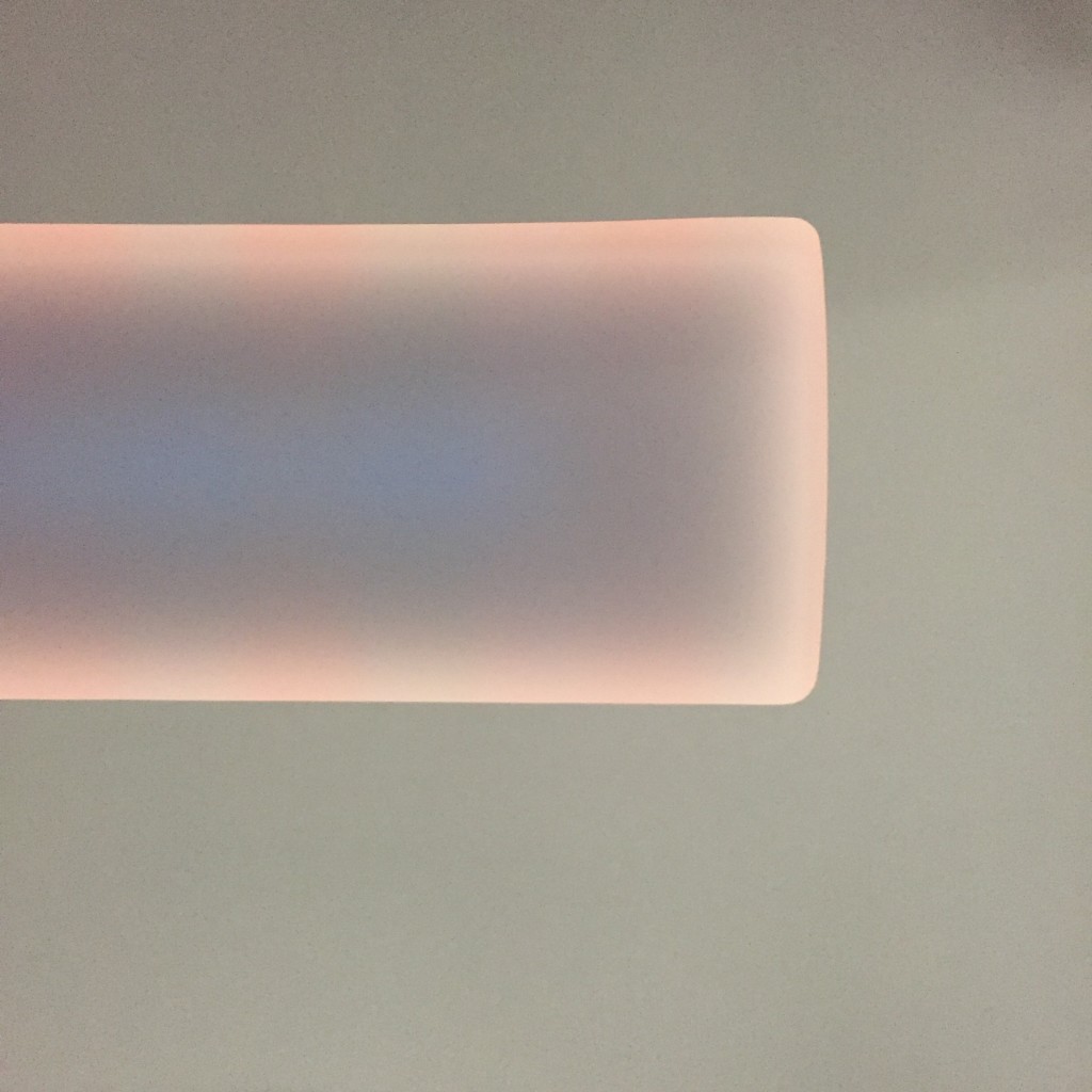 詹姆斯·特瑞尔《曲面玻璃》局部，在龙美术馆展览现场，2017年。摄影：令狐小