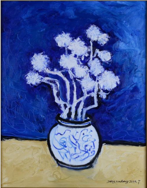 王中军，《青花瓷与白菊花》，布面油画，90×70cm，2016。图片：松美术馆