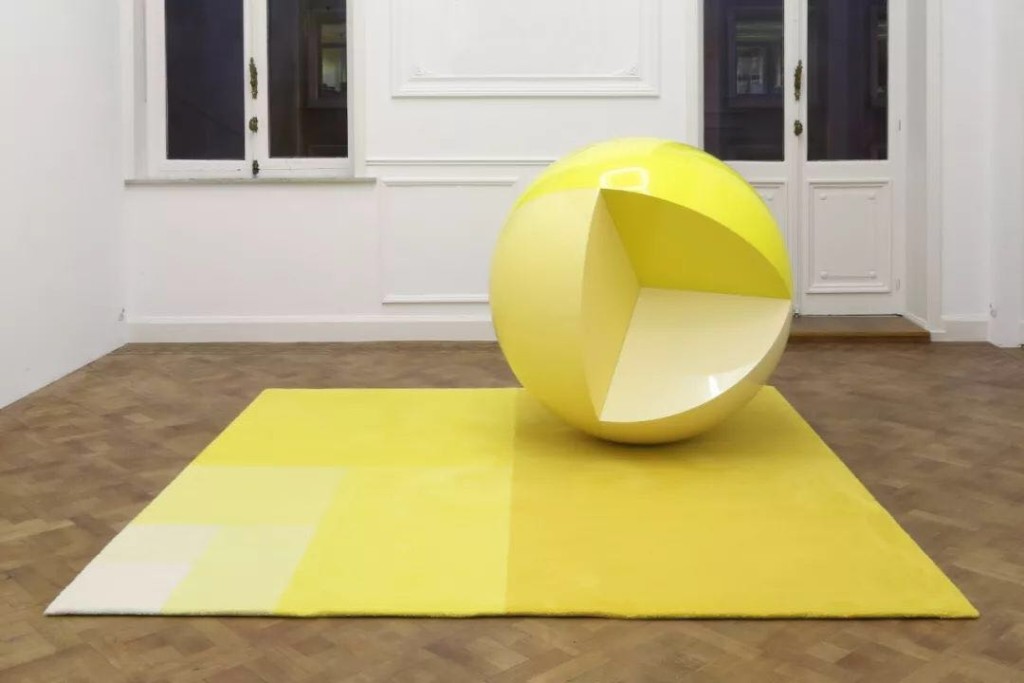 卡斯滕·霍勒，《分割（球体与地毯）》，2014。图片：致谢艺术家 