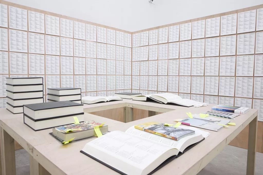 张玥，《张玥的白色全书》，纸本，32×24cm×520， 2014。图片：杨画廊 