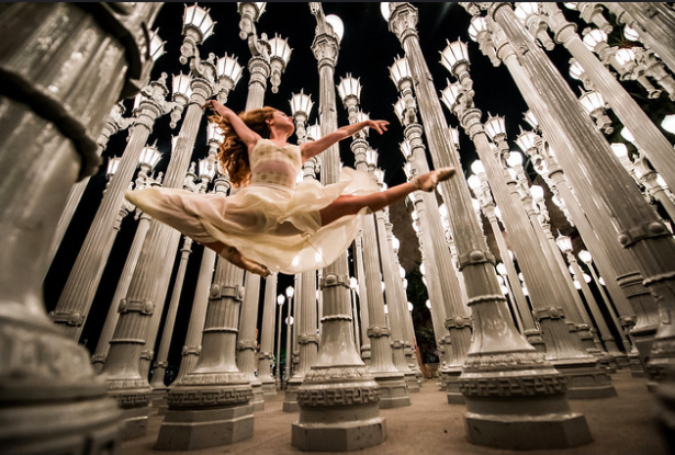 在克里斯·伯顿《城市之光》前翩翩起舞的舞者。图片：致谢herosjourneymythology45surf 