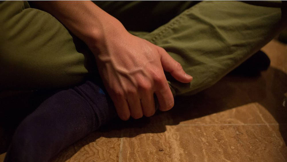 沃尔夫冈・提尔曼斯，《手在脚踝上》（hand on ankle）, 2018。图片：致谢艺术家和卓纳画廊 