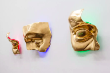 安妮&帕特里克·普瓦赫，树脂、聚酯、霓虹灯、金色古铜、铝，尺寸不等，2017。图片：致谢画廊与艺术家 