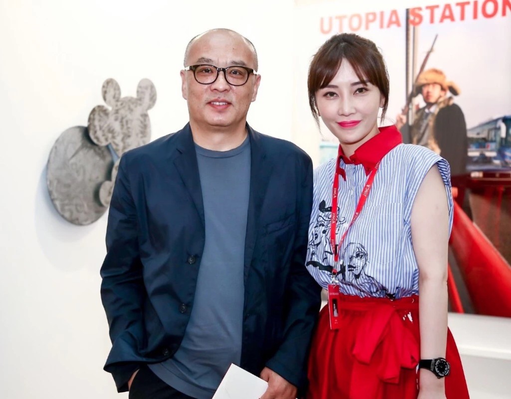 艺术家张晓刚（左）与JINGART创始人应青蓝（右）。图片：致谢JINGART 