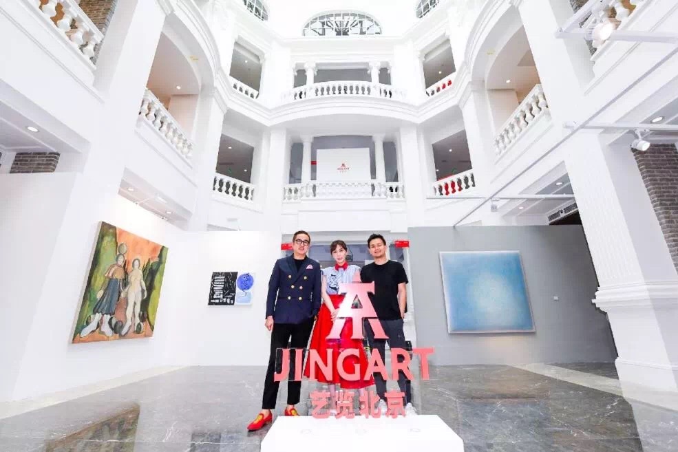 JINGART/艺览北京创始人合影，左起包一峰、应青蓝以及周大为。图片：致谢JINGART