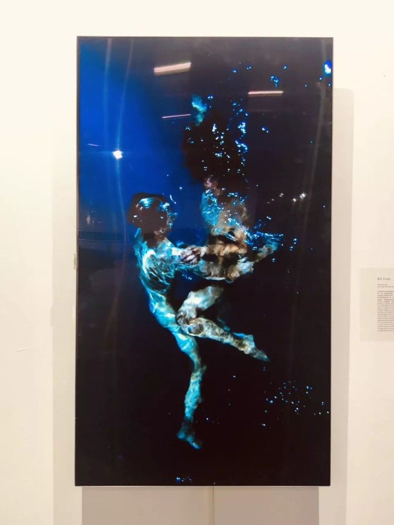 Bill Viola，《Becoming Light》，2005，color high-definition video on plasma display mounted on wall。图片：王艺迪