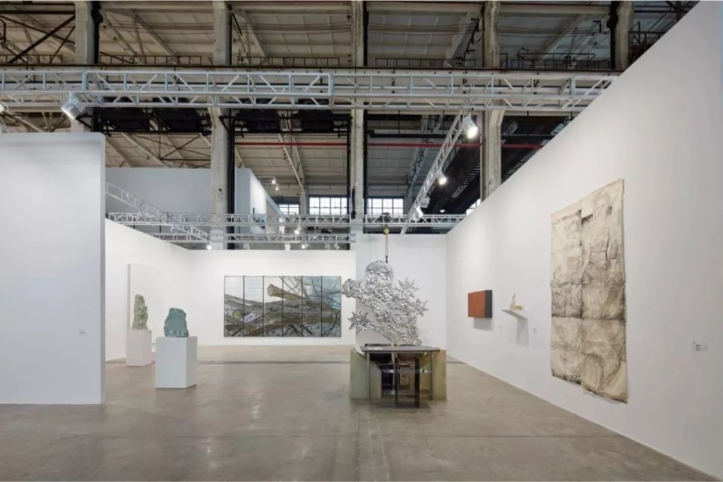 第五届西岸艺术与设计博览会佩斯画廊展位上奇奇·史密斯的作品。图片：致谢佩斯画廊
