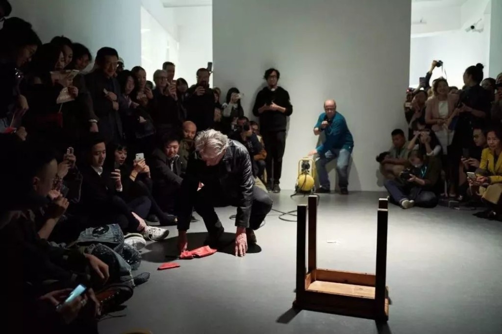 瑞士艺术家罗曼·西格纳在麓湖·A4美术馆展览“罗曼·西格纳：影像——一九七八至一九八九和现在“开幕日的行为艺术表演现场。图片：鸣谢麓湖·A4美术馆