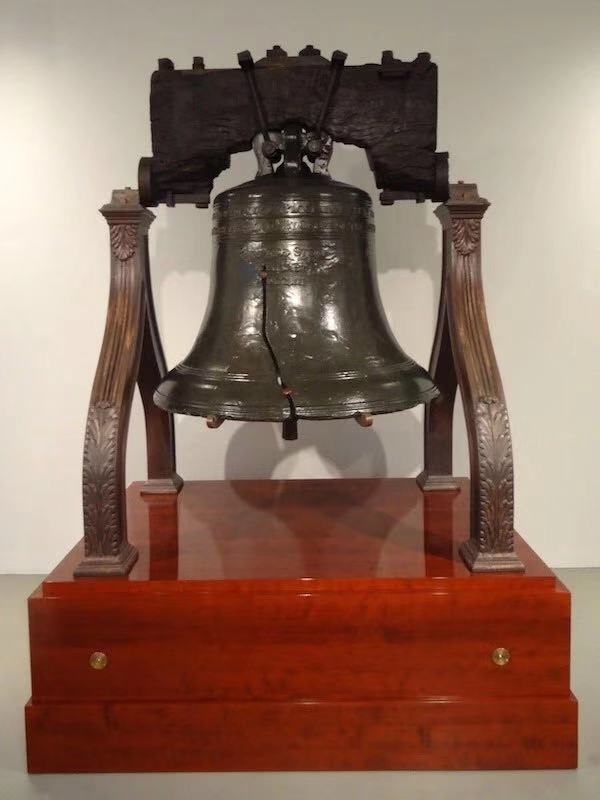 杰夫·昆斯，《自由钟》（Liberty Bell, 2006-2014）。图片：Benjamin Sutton