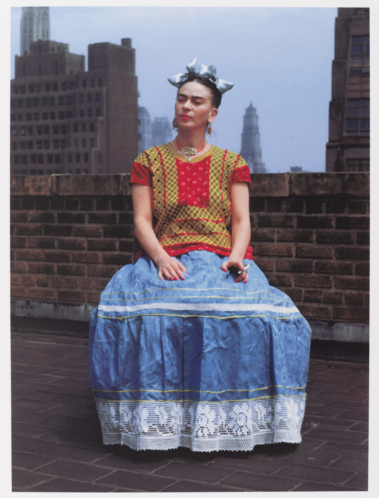  Nickos Muray，《弗里达·卡罗在纽约》，1946。图片：Nickolas Muray；相片档案：布鲁克林博物馆 