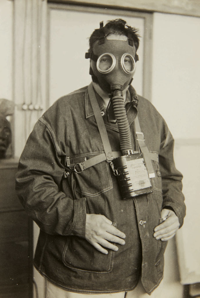 Nickolas Muray，《头戴毒气面具的迭戈·里维拉》（Diego Rivera with gas mask），1938。图片：致谢苏富比 