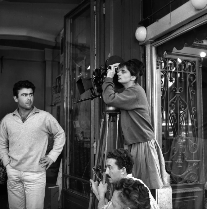 1961年阿涅斯·瓦尔达在拍摄《五点到七点的克莱欧》时的场景。图片：Photo by Roger Viollet/Getty Images 
