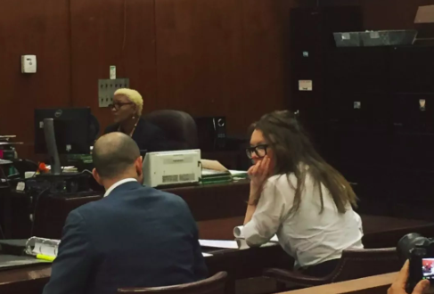 4月5日星期五，安娜·德尔维在纽约法院出庭。图片：致谢Eileen Kinsella 