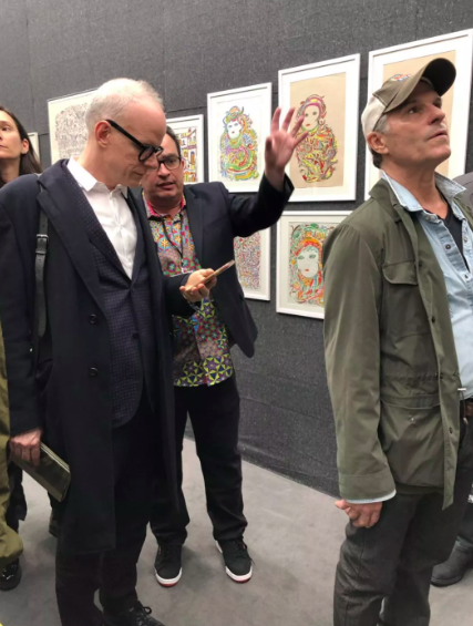 2019年纽约弗里兹艺博会策展人小汉斯亲临现场。图片：artnet News China 