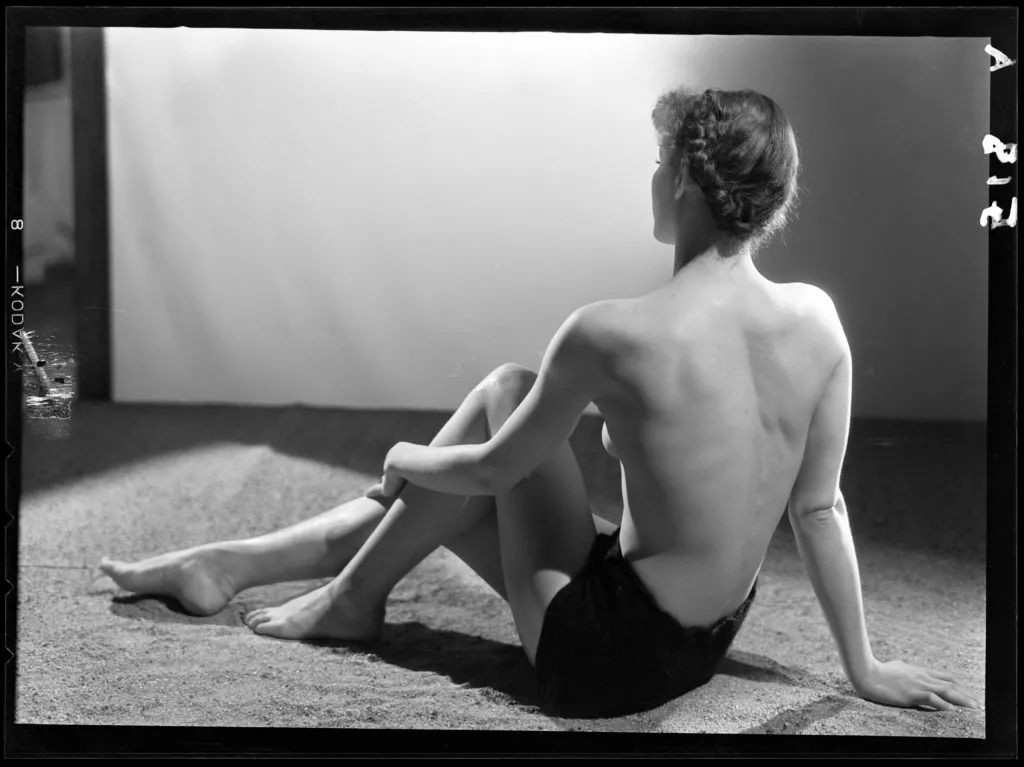 朵拉·玛尔，《身份不明的女模特，裸露着胸部》，1934年左右。图片：巴黎蓬皮杜收藏中心。MNAM-CCI / RMN-GP区蓬皮杜中心ADAGP、巴黎