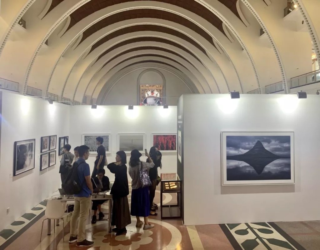 第六届影像上海艺术博览会现场，利东画廊展位