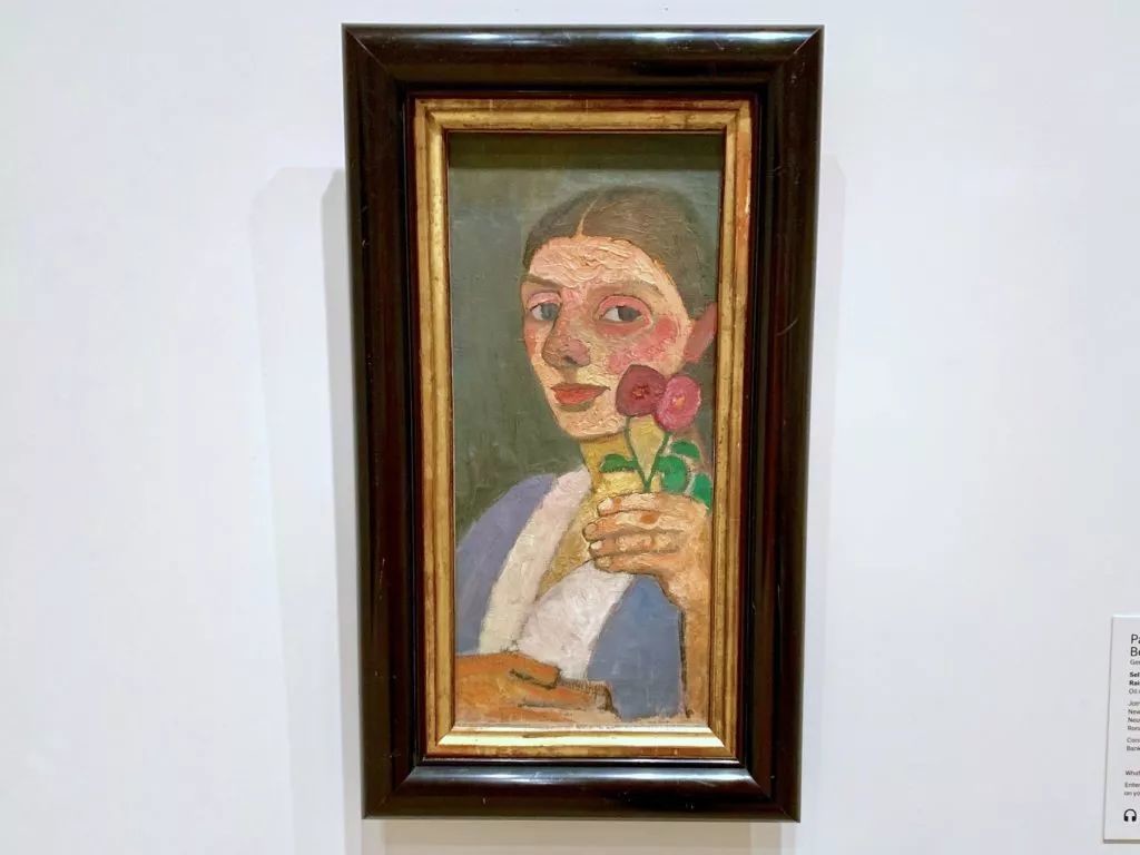 保拉.莫德松-贝克尔（Paula Modersohn-Becker）《左手拿着两支花的自画像》（Self-Portrait with Two Flowers in Her Raised Left Hand，1907）。图片：Ben Davis