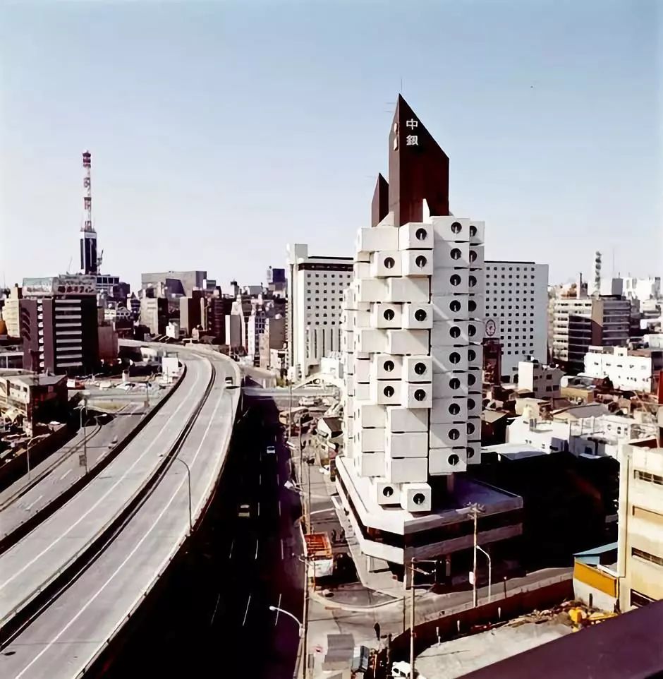 中银胶囊塔（Nakagin Capsule Tower），1972/2019，摄影，38 x 39cm。图片：photo ©️Tomio Ohashi