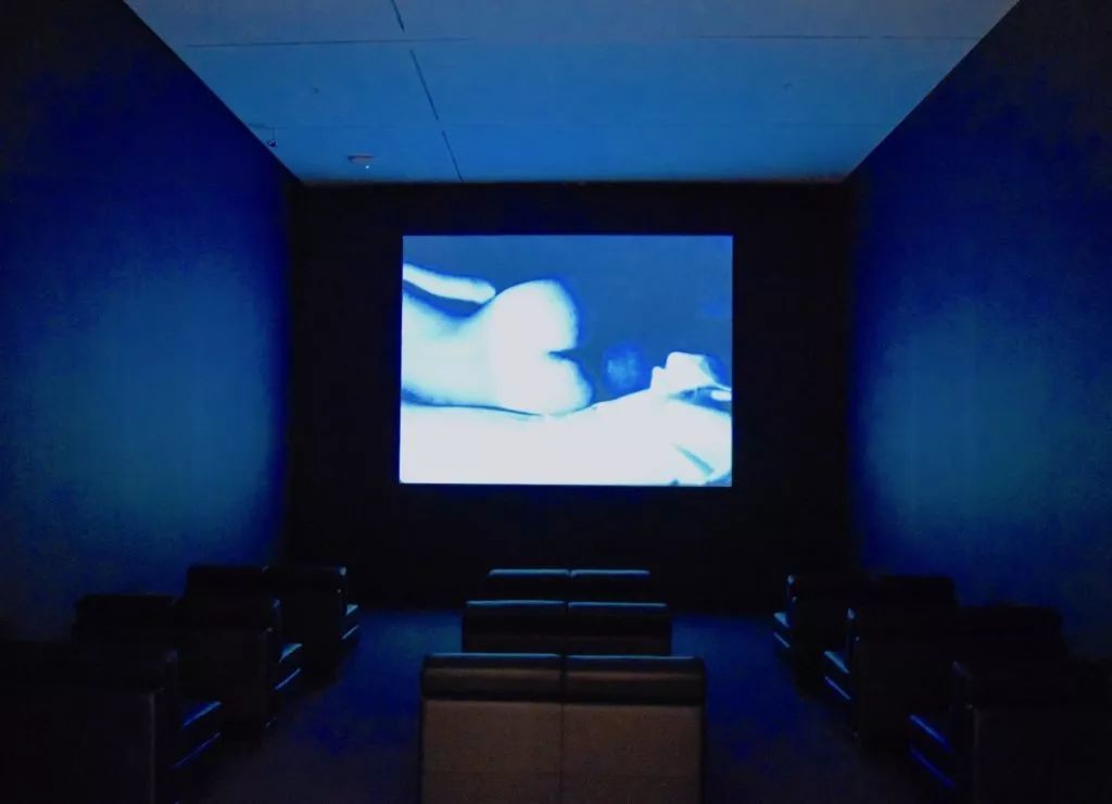 放映安迪·沃霍尔（Andy Warhol）影片的展厅。图片：Ben Davis