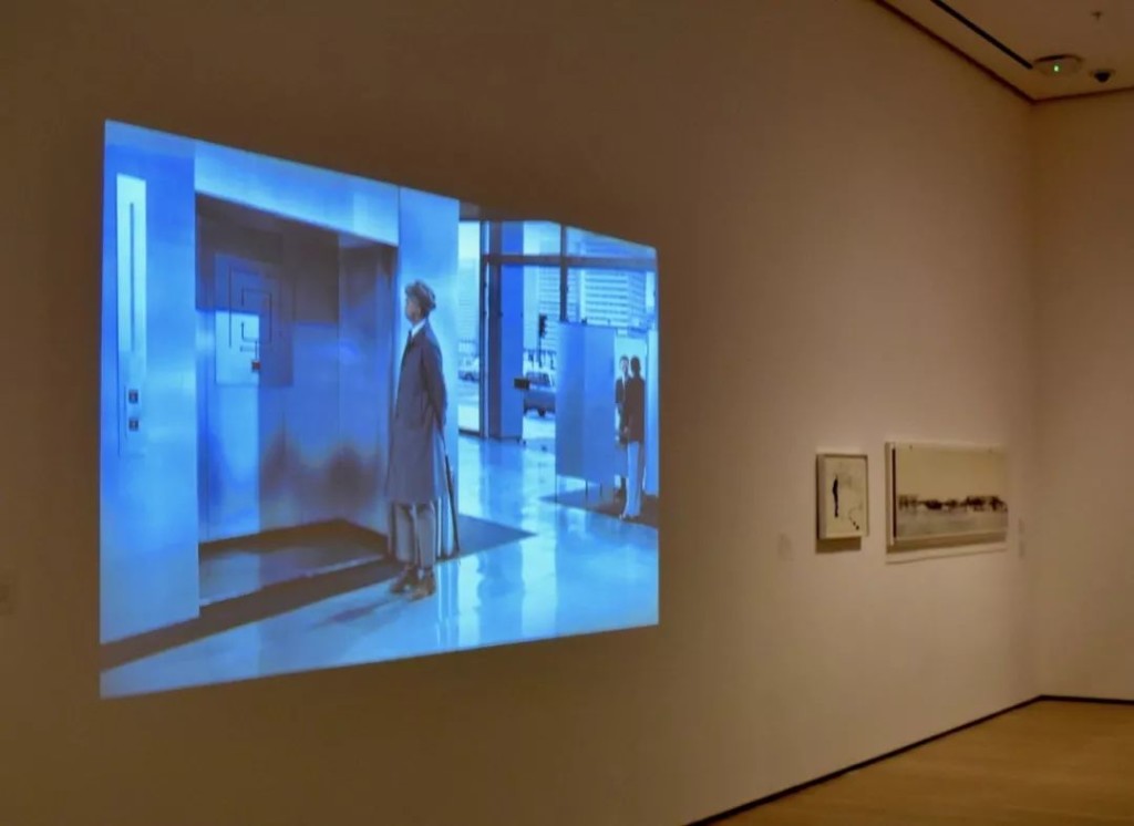 雅克·塔蒂（Jacques Tati）在演出中的片段，在“建筑系统“（Architecture Systems“展厅。图片：Ben Davis