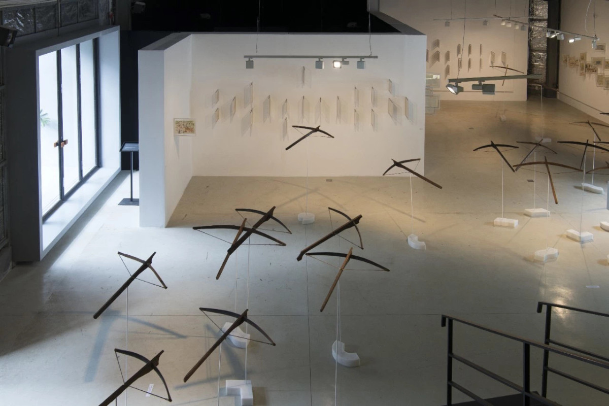 潘涛阮，《神奇的弓》，2014-2017年，木，钢铁，弩，镶嵌珍珠，大理石，尺寸可变