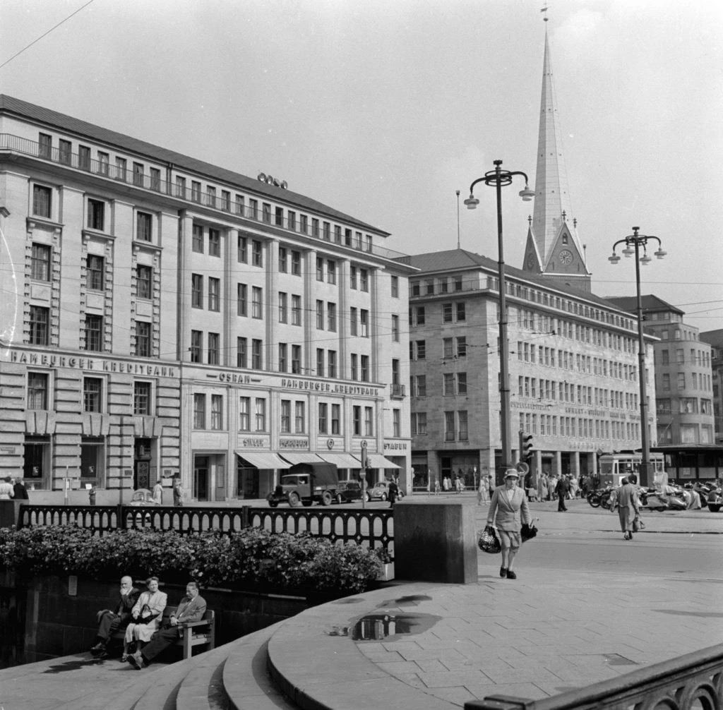 1955年，汉堡市政厅集市广场（City Hall Market Square）上，二战后重建的办公大楼。图片：Photo by Three Lions/Getty Images