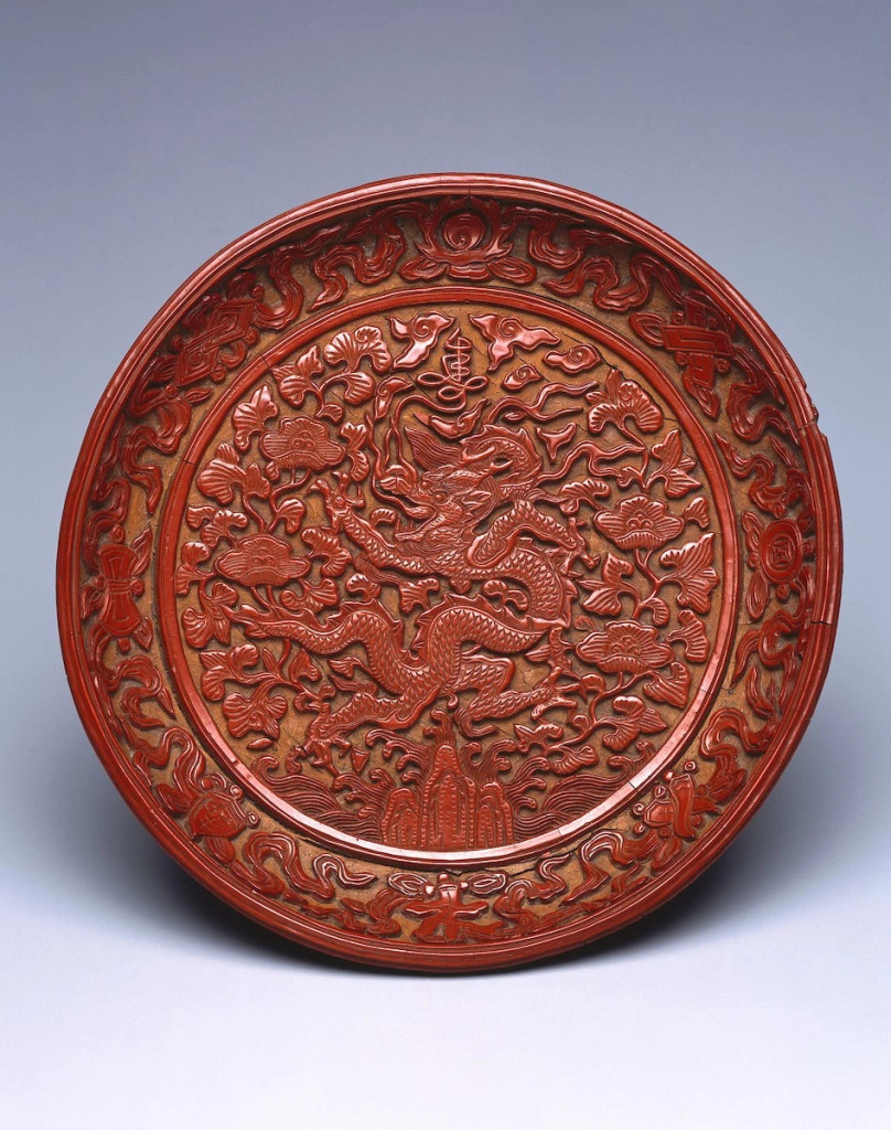 龙纹盘，中国，明嘉靖年间，1522-66年。木雕朱砂漆，7 3/8英寸（18.7厘米）。布鲁克林博物馆，帕特里夏·福尔克（Patricia Falk）赠与，来自Pauline B.和Myron S. Falk, Jr.的收藏，2003年30月。图片：布鲁克林博物馆