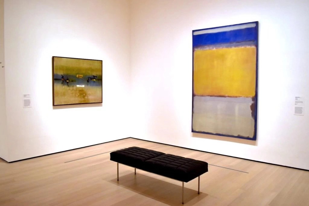 华苏迪奥·盖同德（Vasudeo S. Gaitonde）的《绘画，4》（Painting，4，1962）和马克·罗斯科（Mark Rothko）的《第10号》（No. 10，1950）。图片：Ben Davis