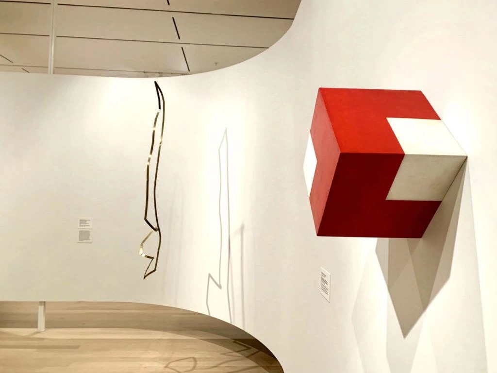 威利斯·德·卡斯特罗（Willysde Castro）的《活跃对象（红色/白色立方体）》（Objetoativo [cubo vermelho/branco]，1962)和吉拉·科希策（Gyula Kosice）的《移动雕塑》（Escultura móvil，1948）。图片：Ben Davis