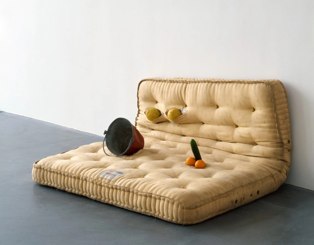 萨拉·卢卡斯，《Au Naturel》，1994，床垫，甜瓜、橙子、黄瓜、水桶，84 x 167.8 x 144.8 cm / 33 1⁄8 x 66 x 57 英寸。图片：© Sarah Lucas, courtesy Sadie Coles HQ, London