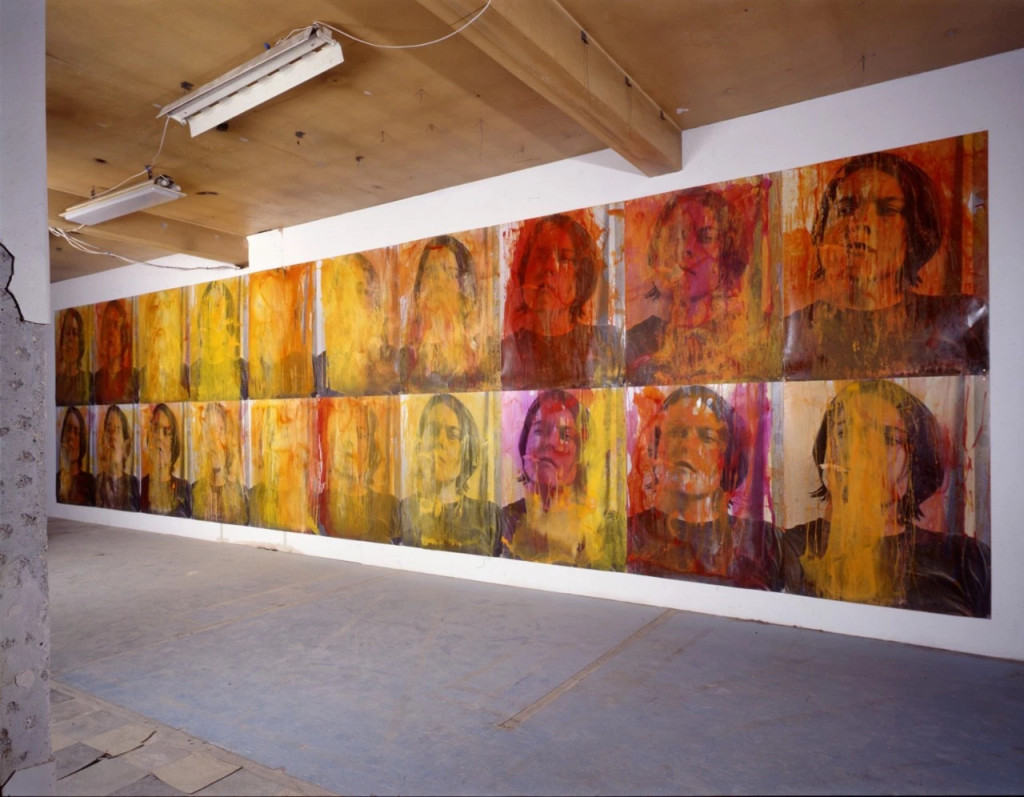 萨拉·卢卡斯，《Fighting Fire With Fire》（20件一组），1997，摄影上涂丙烯颜料，304.8 x 1219.2 cm / 120 x 480 英寸。展览