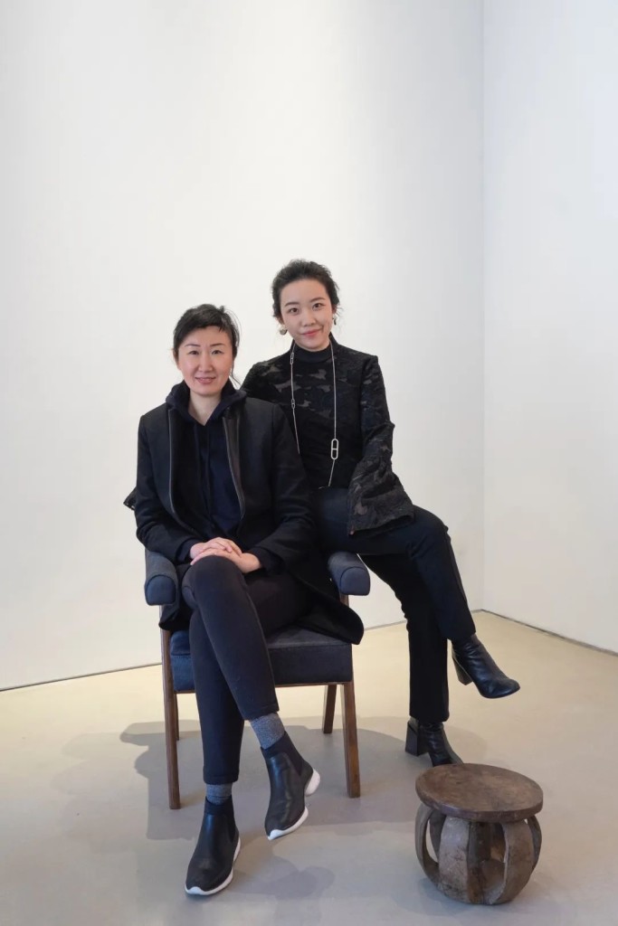 （左）SPURS Gallery 管理合伙人贾伟；（右）SPURS Gallery 合伙人Sherry Lai（来梦馨） 摄影：Anita Zheng（郑晓云） 图片：由SPURS Gallery提供