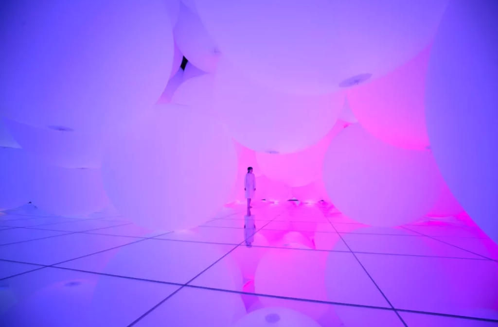 《变化的空间，扩张的立体存在——自由浮游，3色和新的9色》（Expanding Three-dimensional Existence in Transforming Space - Free Floating, 12 Colors）。图片：拍摄于展览teamLab Planets TOKYO现场。图片：© teamLab is represented by Pace Gallery