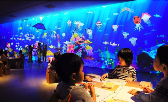 《彩绘水族馆》（Sketch Aquarium）。此图片拍摄于东京MORI Building DIGITAL ART MUSEUM: teamLab Borderless现场。图片：© teamLab is represented by Pace Gallery 
