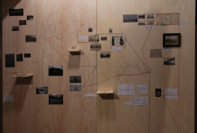 摄影装置《铲，沙和地图》在“地磁文化：关于四位中国艺术家